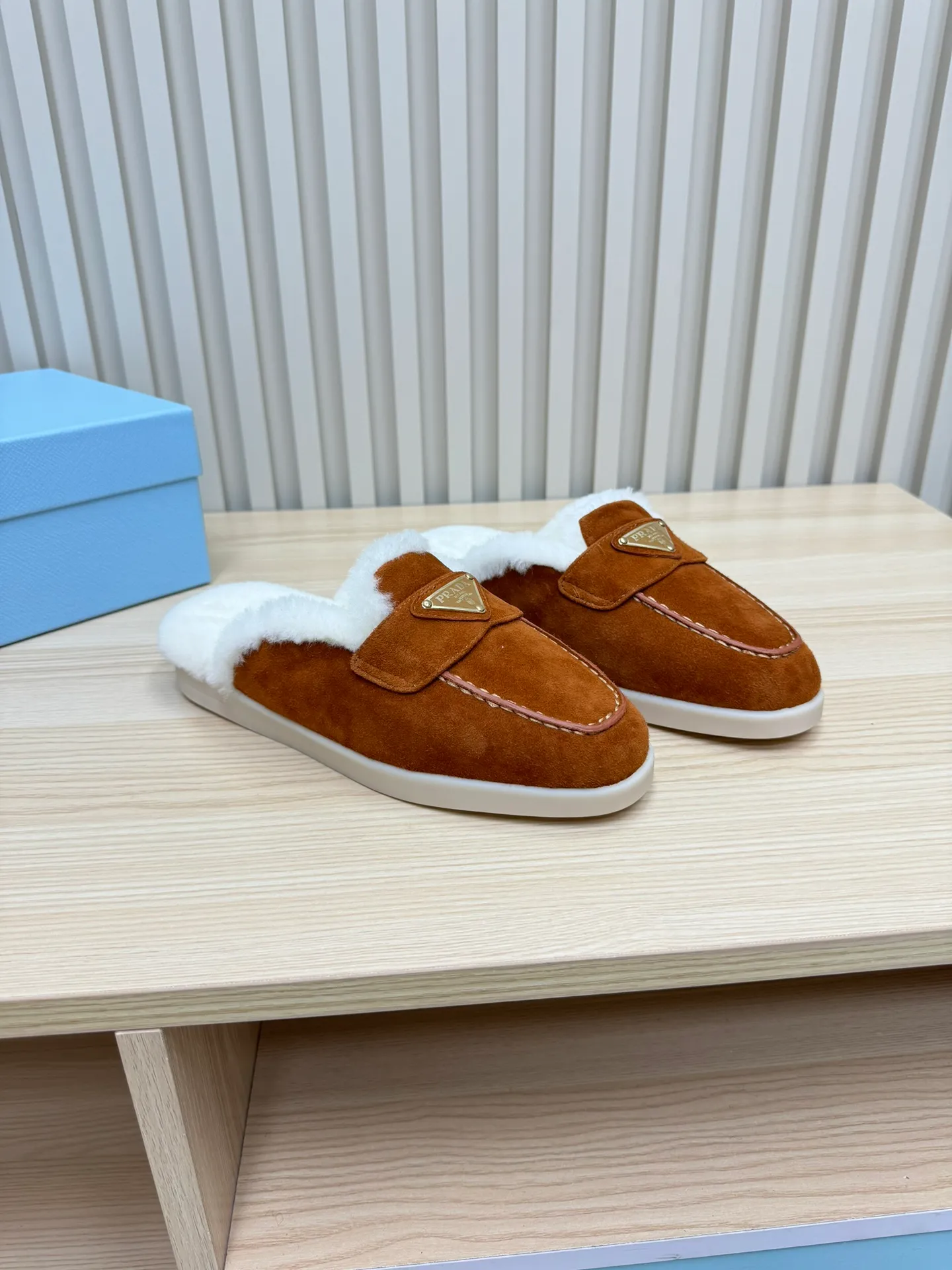 p560 🎉Prada toe-cap wool slippers, officially updated simultaneously, couple models are coming! 💑 Classic triangle buckle design, extremely fashionable. The all-wool lining and feet have excellent thermal insulation properties, allowing you to feel warm even in cold winter days. The comfortable TPU soles are extremely comfortable to wear, as if you are walking on the clouds. 😌 It is an excellent choice whether at home or out. Wear it with your significant other to show off your love and become the focus of street fashion. 💖This winter, let Prada toe-toe wool slippers accompany you, combining warmth and fashion. Come and get it now! 🛍️ Fabric: Imported frosted cowhide Lining: One-piece sheepskin imported from Australia Outsole: Original Tpu absorbent film outsole Female size: 35～41 (41 customized) Male size: 39～45 (45 customized)